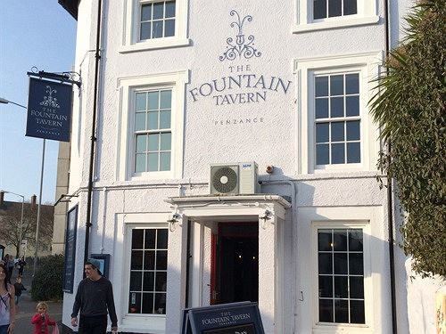 فندق بينزانسفي  The Fountain Tavern المظهر الخارجي الصورة